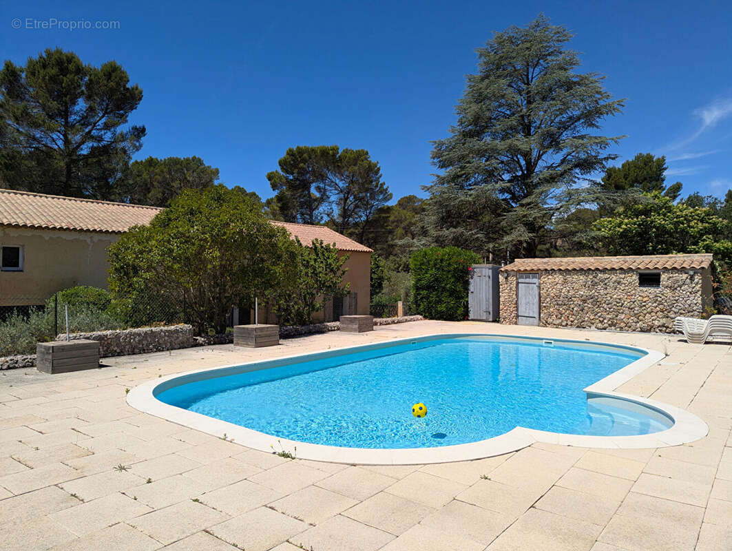 VILLECROZE, vaste bâtisse de 790 m² avec dépendances, garage et piscine - photo 2