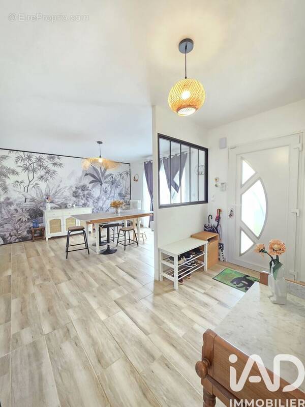 Photo 1 - Maison à NEUILLY-LE-REAL