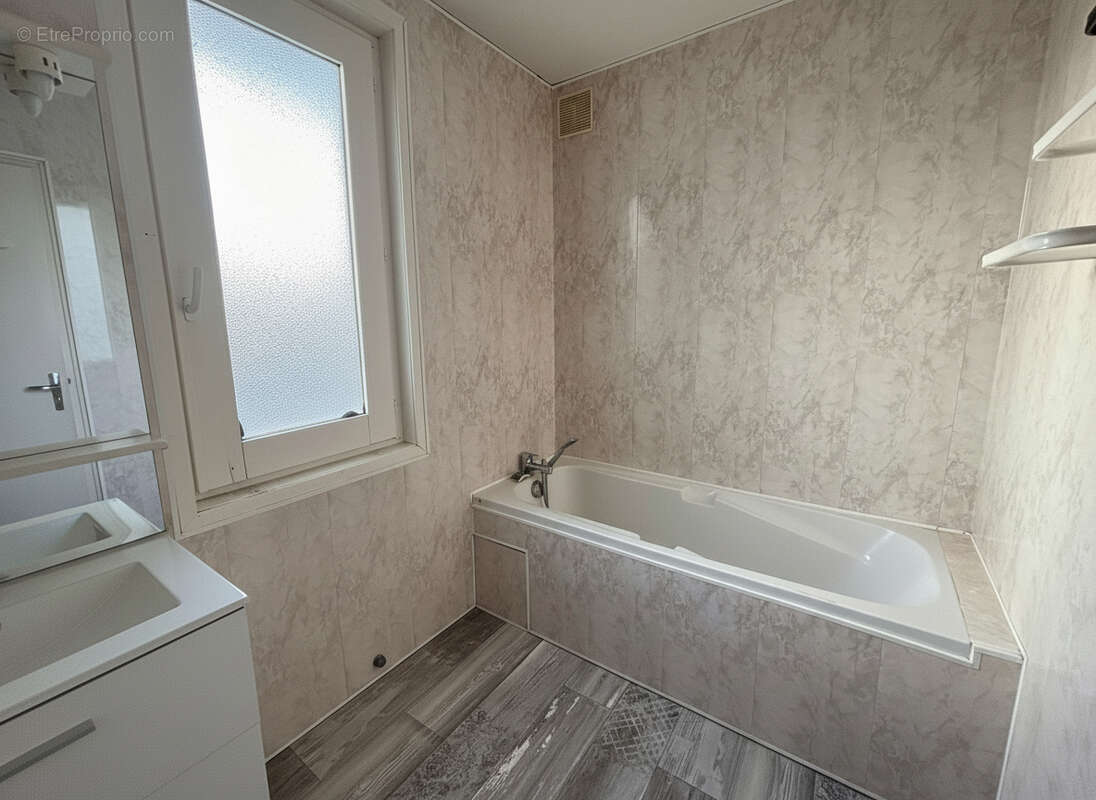 Appartement à ONET-LE-CHATEAU