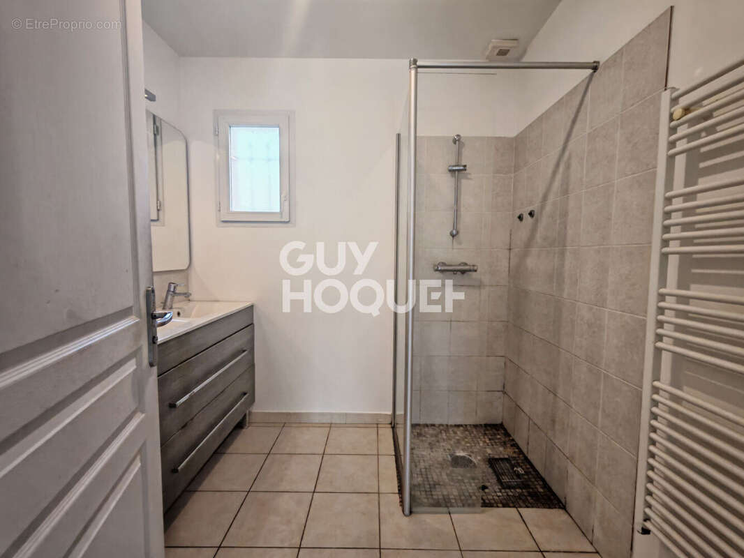 EXCLUSIVITÉ - Charmante maison de plain-pied de 2014 avec 3 chambres et garage à MONTEUX - photo 9