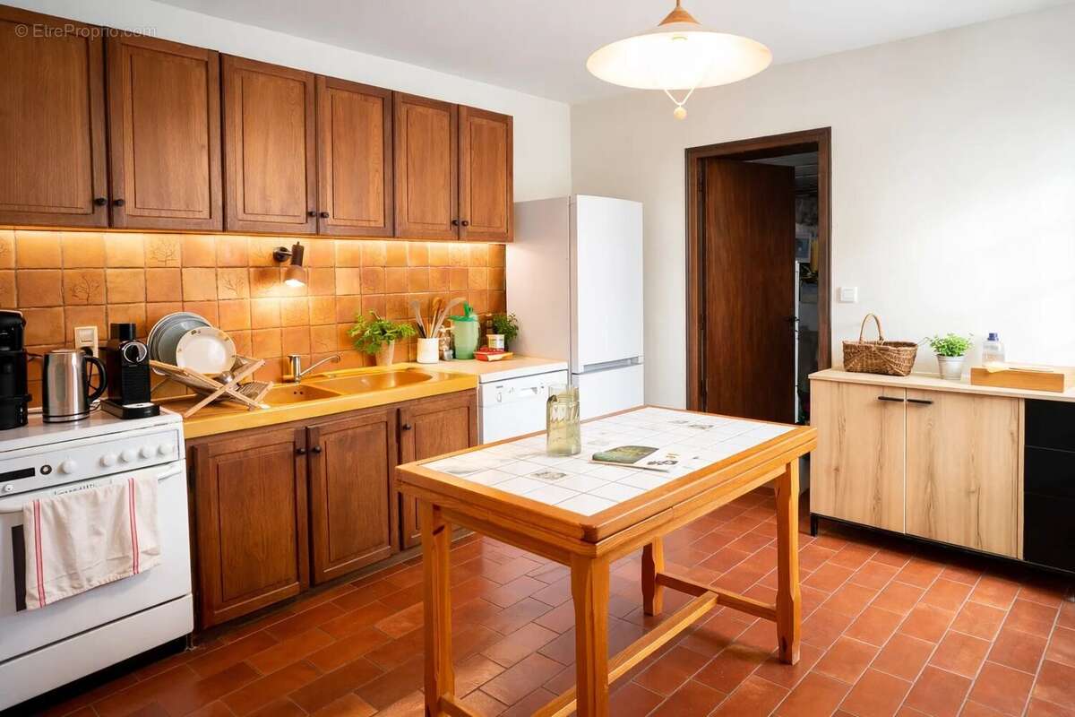 MONTELIMAR - Propriété de caractère avec vue dominante -  T6 173 m²  - 5 chambres - Terrain 3360 m² - Piscine - photo 5