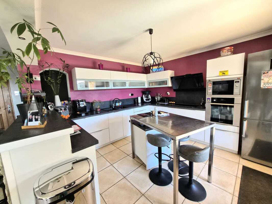 Maison à SAINT-JULIEN-LES-ROSIERS