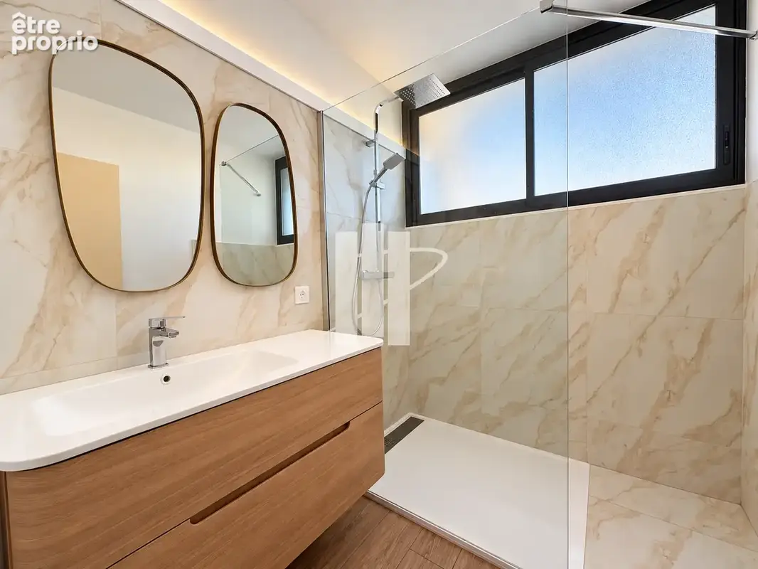 Saint-raphaël centre-ville   appartement 3 pièces de 64,80 m2   étage élevé   vue dégagée   entièrement rénové - photo 2