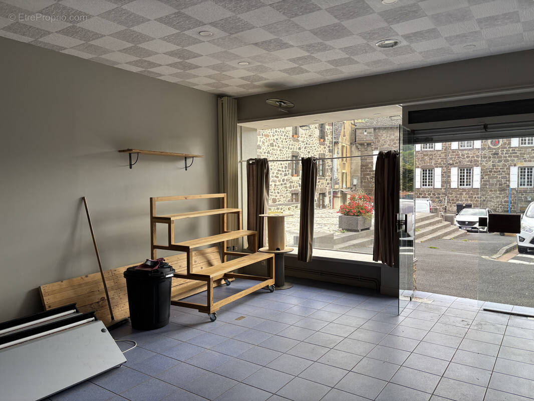 Commerce à VIC-SUR-CERE