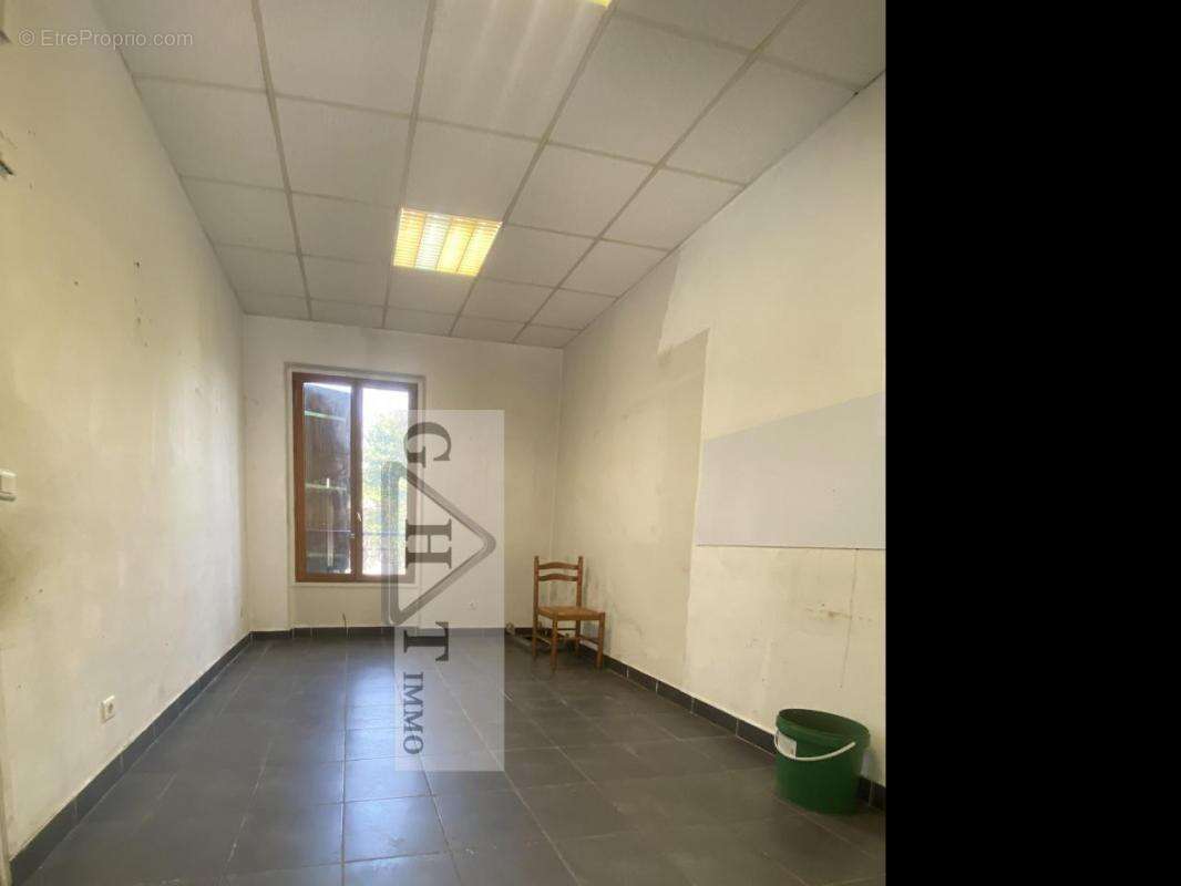 Local commercial 50 m² + cave - photo 3