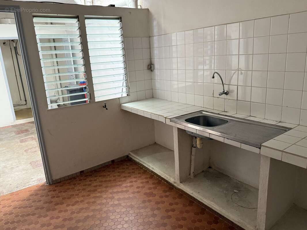 Commerce 74 m² à Les Abymes  - photo 2
