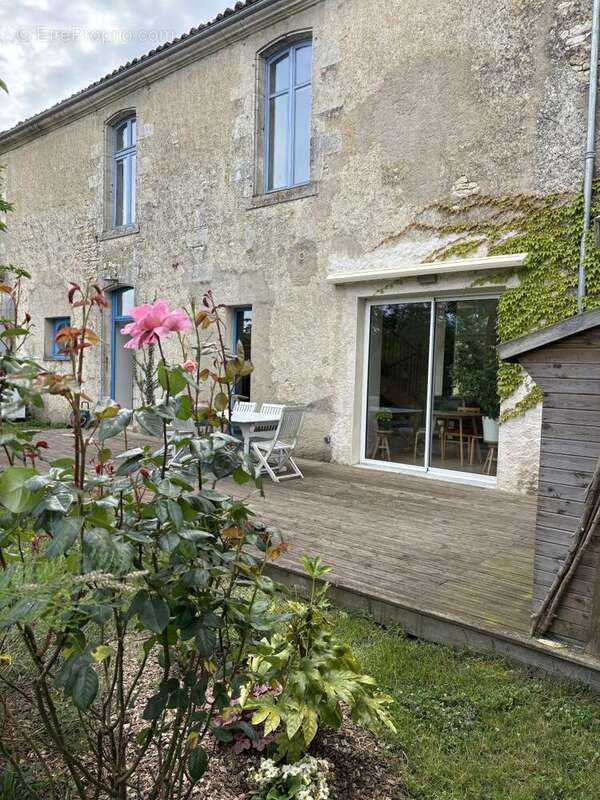 Maison 140 m² à Saint-Saturnin-Du-Bois  - photo 2