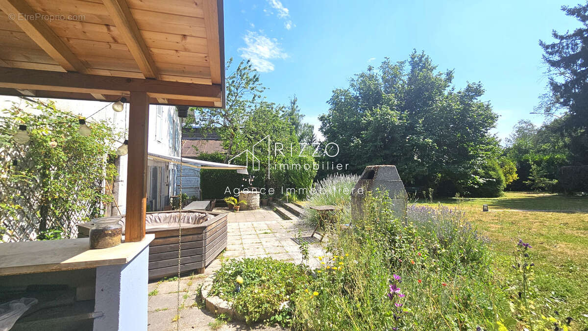Centre Ferney, maison de 200m2 + dépendance de 41m2 sur terrain de 1590m2 - photo 22