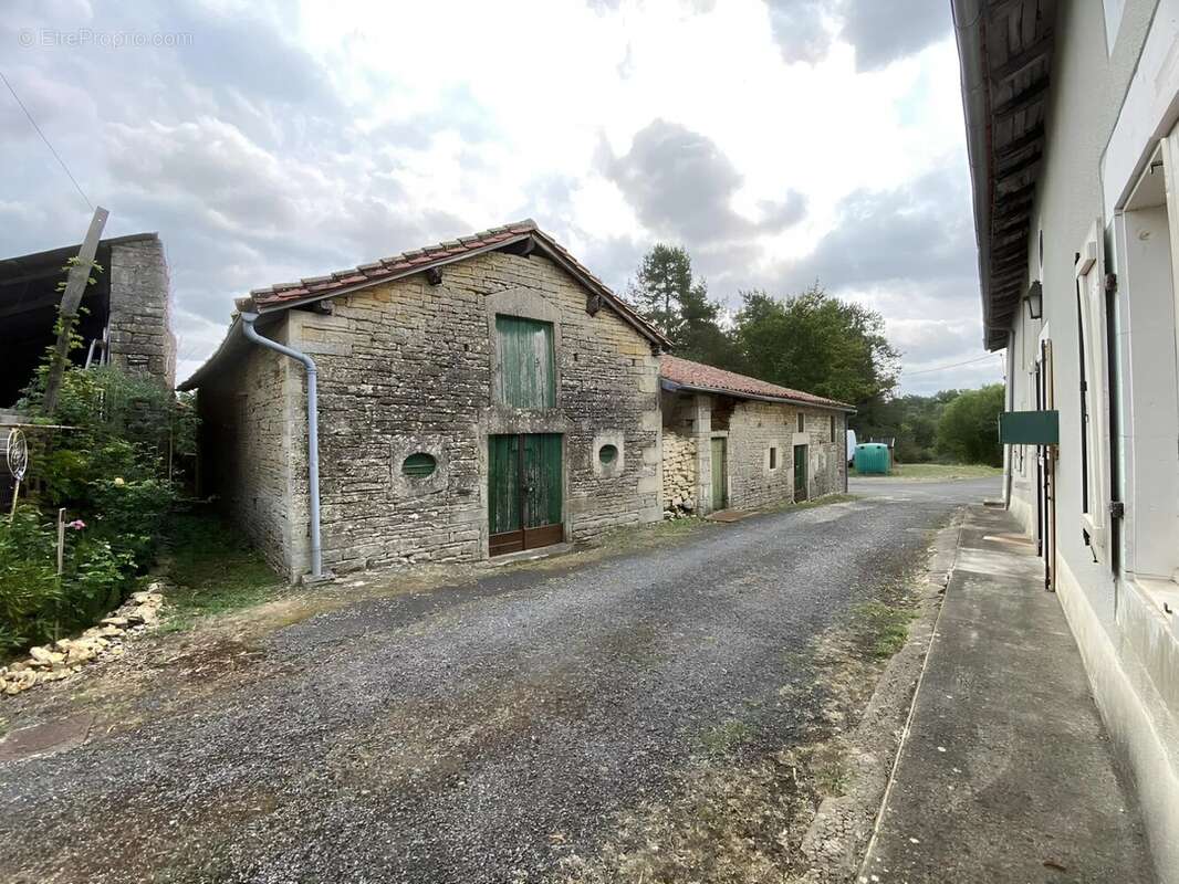 Maison à rénover avec grange et terrain à 20 minutes de Civray - photo 10