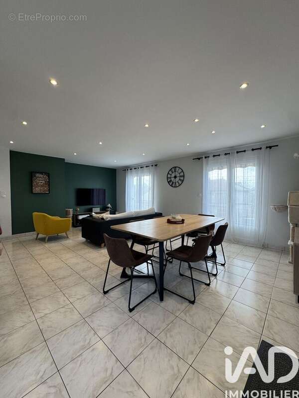 Photo 2 - Maison à LA CHAPELLE-SAINT-URSIN