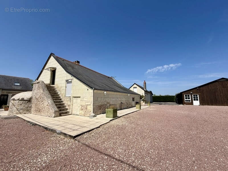 Ensemble immobilier en tuffeau avec dépendances sur un terrain de 3401m2. Idéale projet familiale, gîtes, acti - photo 8
