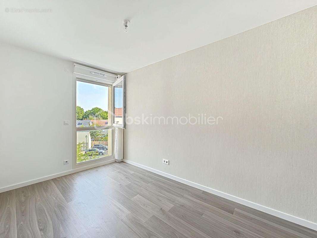 Appartement à THIVERVAL-GRIGNON