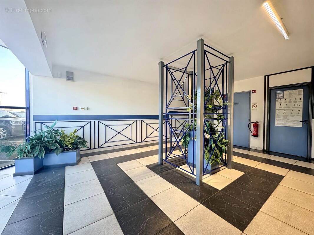 Commerce à SAINT-CHINIAN