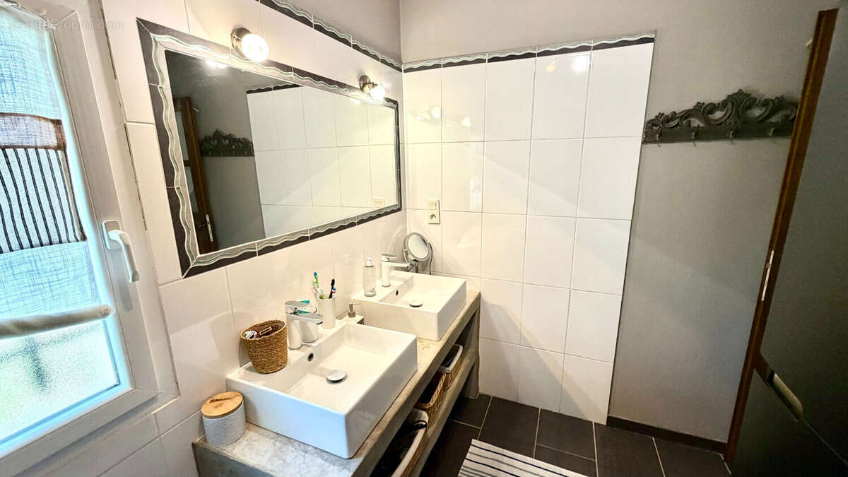 Villa avec piscine sur 444 m² de jardin clos et arboré, calme et résidentiel. - photo 10