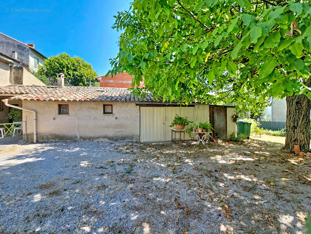 La colle-sur-loup   cœur de village   maison 4/5 pièces de 104 m2 avec jardin, dépendances et stationnements - photo 15