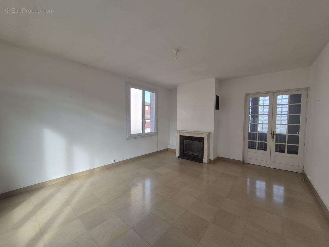 Maison à MONTREAL-LA-CLUSE