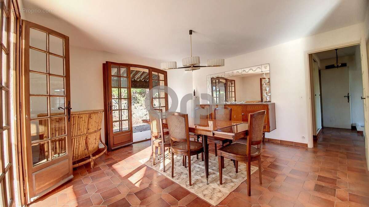 Terrain à ROQUEBRUNE-SUR-ARGENS