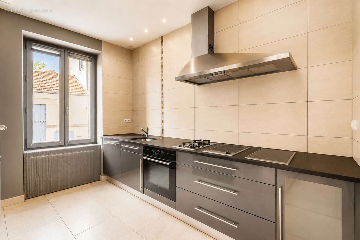 Centre ville à pied : 5 chambres et 2 SDE : Double garage : Cave - photo 3
