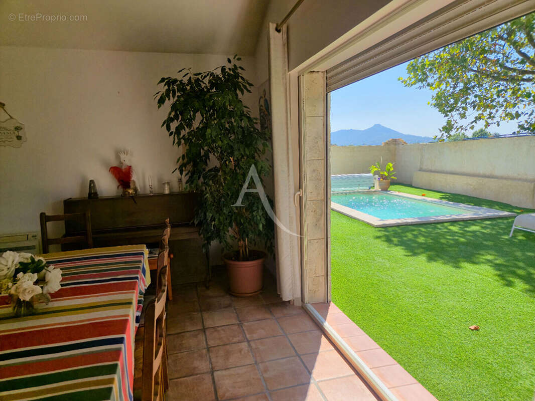 LA FARLÈDE - Propriété de charme de plain-pied avec studio indépendant, piscine et terrain de 10 300 m² - photo 2