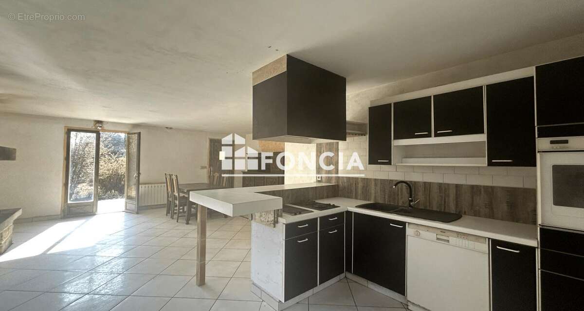 Maison à NEUVILLE-SUR-SARTHE