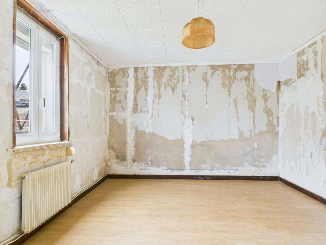 Maison à ESMERY-HALLON