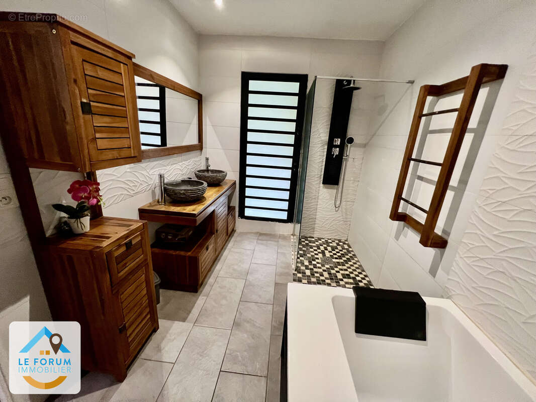 Saint pierre 97410 - villa de charme - chambres spacieuses - piscine - terrain clos - commodités à proximité - photo 8