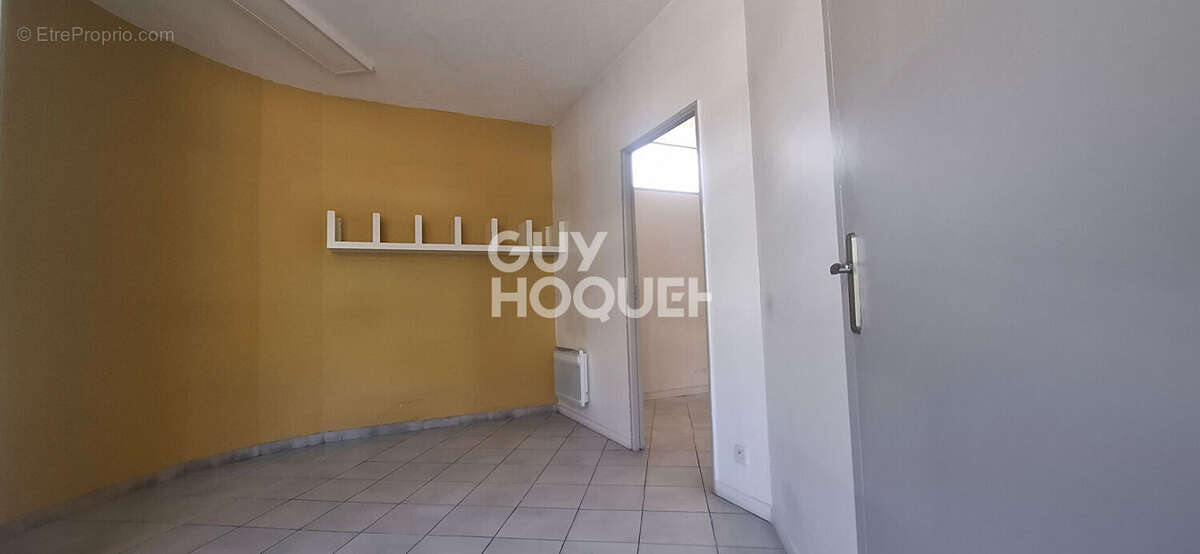 Local commercial Aubergenville 55 m2 de surface utile. - photo 3