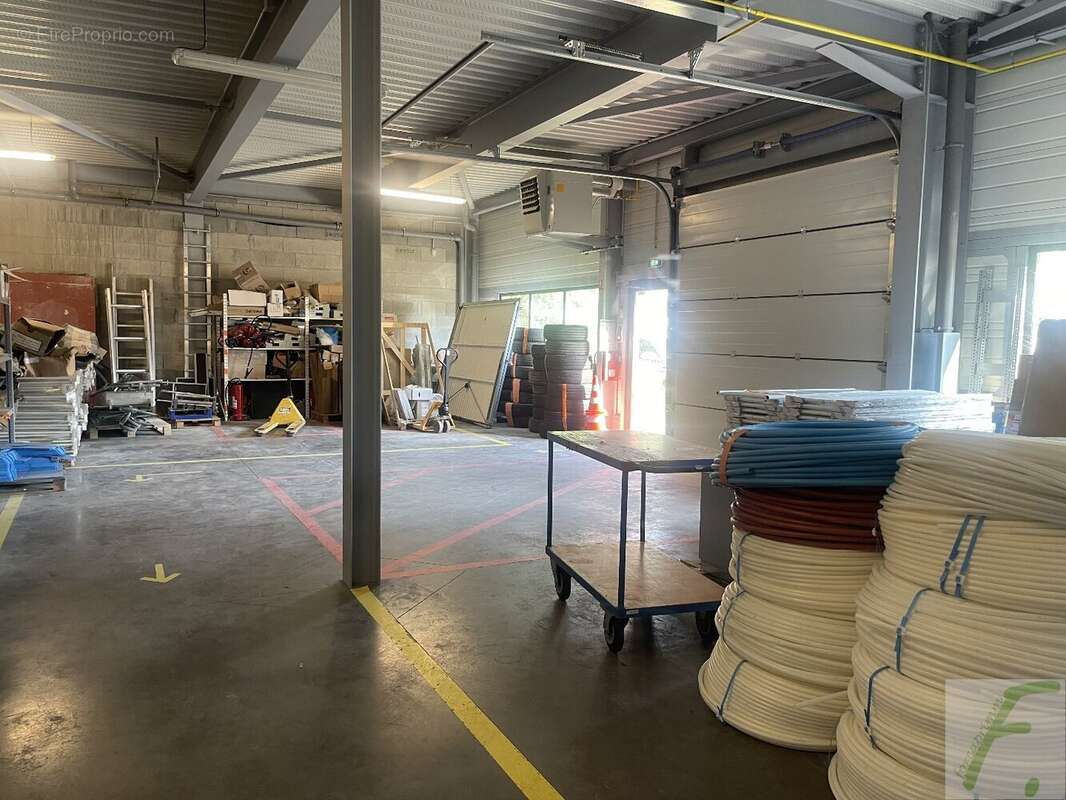 Commerce à LA TERRASSE