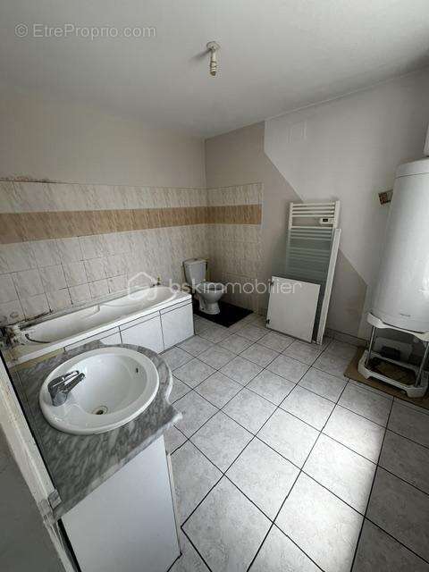 Maison de 188 m² avec 2 appartements indépendants – Garage, cave et terrain – Ernée (53500) - photo 7