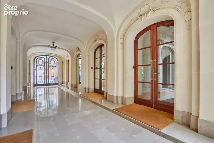 Paris 17e   Plaine Monceau  Élégant appartement familial de 293 m2   7 pièces   1er étage avec ascenseur - photo 3