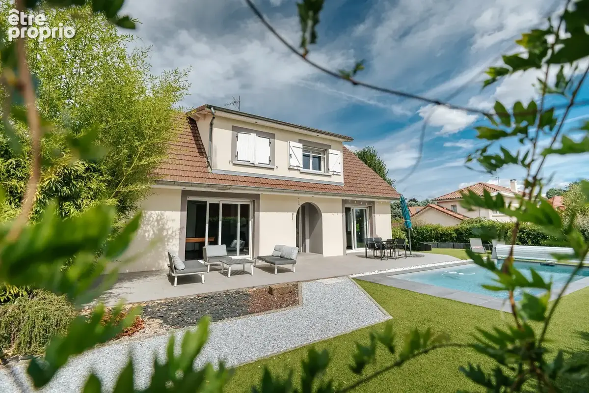 Meyrié   Maison 230m2 rénovée, 4 chambres, piscine   Gare de Bourgoin à 5 min - photo 2