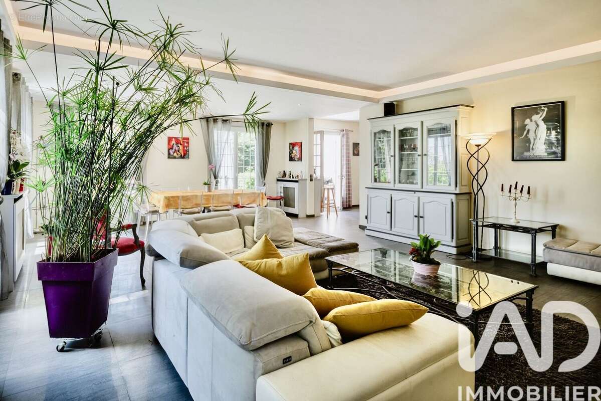 Maison 234 m² à Verrieres-Le-Buisson  - photo 7