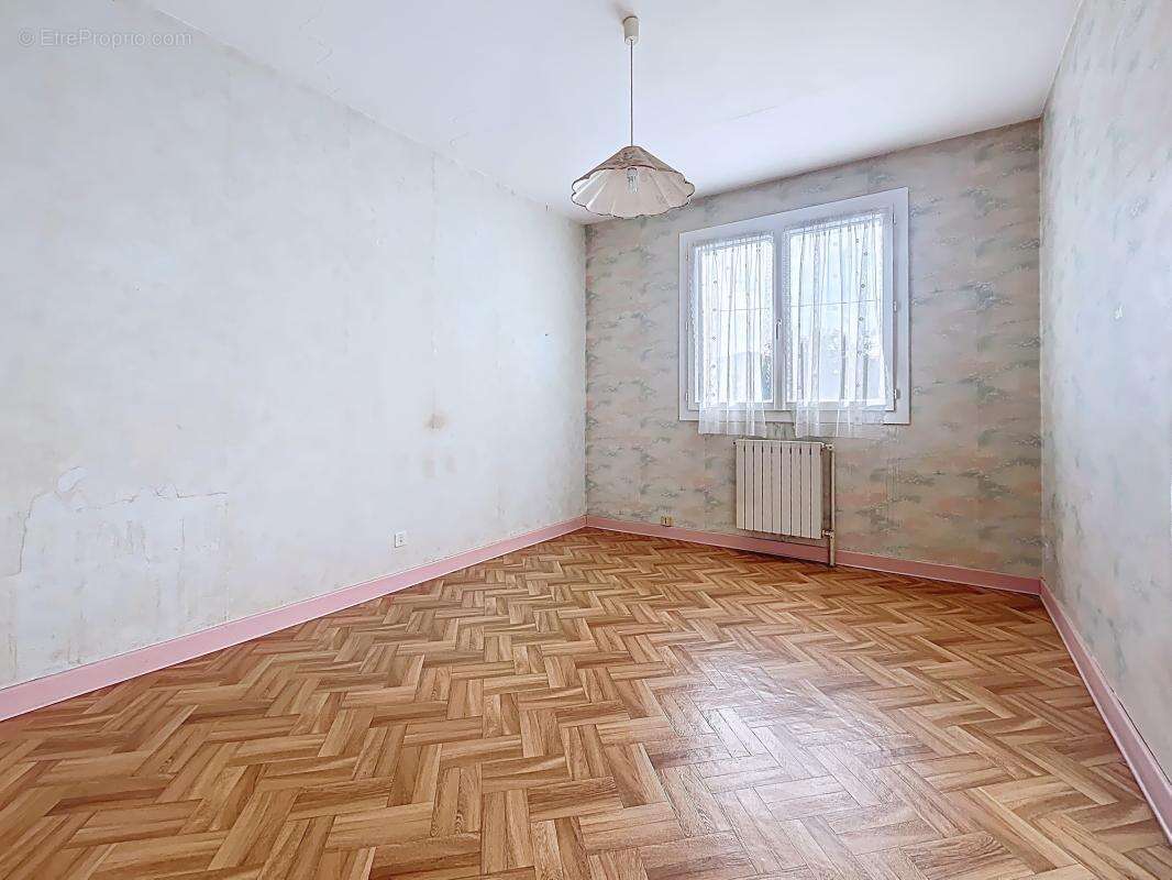 Maison à SAINT-JEAN-DE-MUZOLS