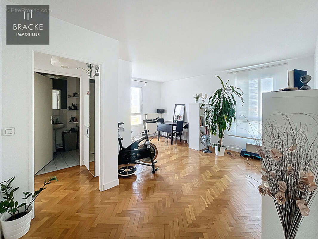 Appartement à COURBEVOIE