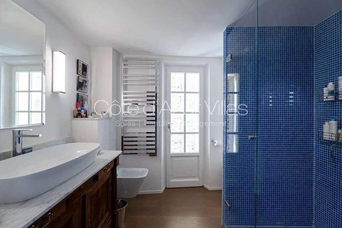 Maison à CHATEAUNEUF-GRASSE
