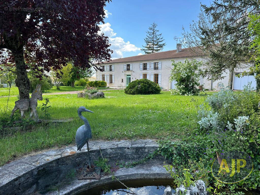 Maison à JARNAC-CHAMPAGNE