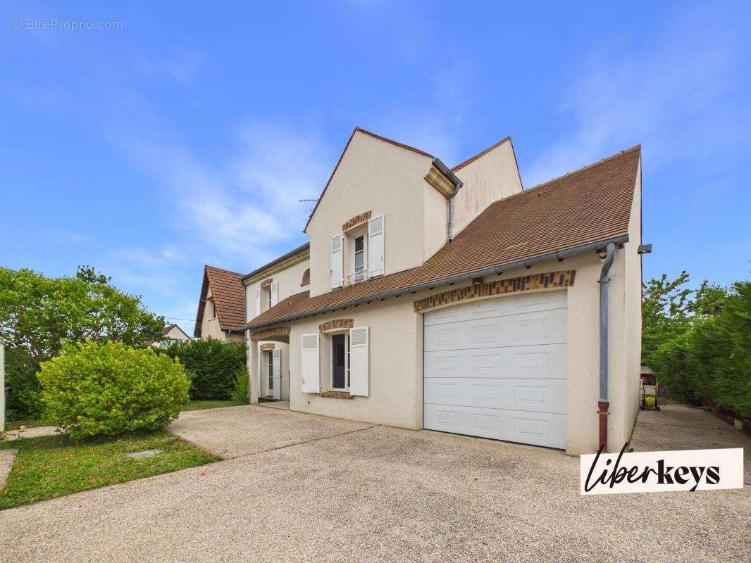 Maison à LES CLAYES-SOUS-BOIS