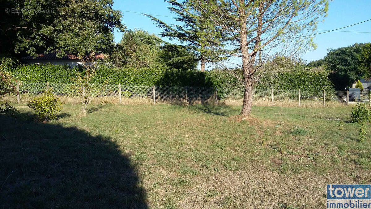 Terrain à GARAT
