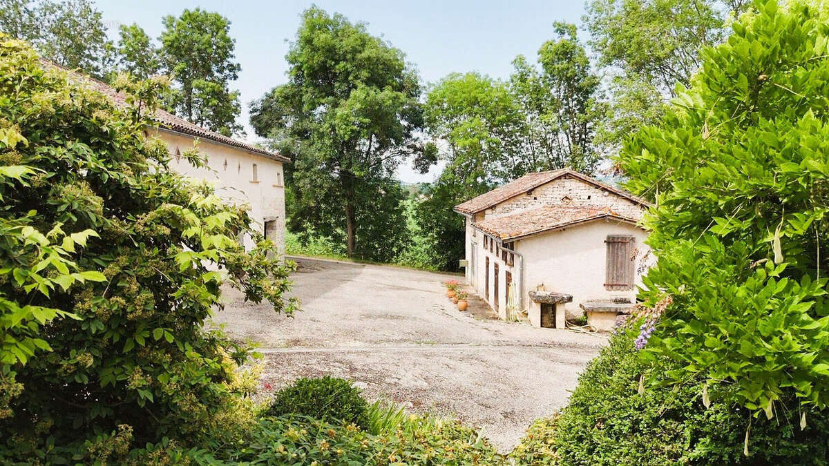 Grande maison, piscine et granges - photo 18