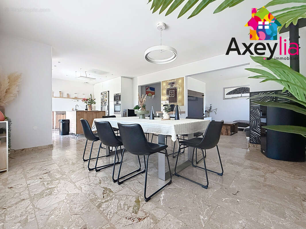 A vendre - riorges - propriété avec grande maison d'habitation, appartement indépendant, terrain et piscine - photo 3