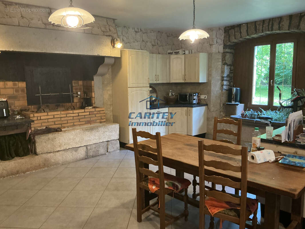 Domaine compose d'une maison d'habitation, 3 appartements, dependance, sur terrain de 38690m2 - photo 9