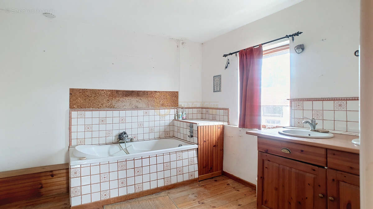 Maison à VER-SUR-LAUNETTE