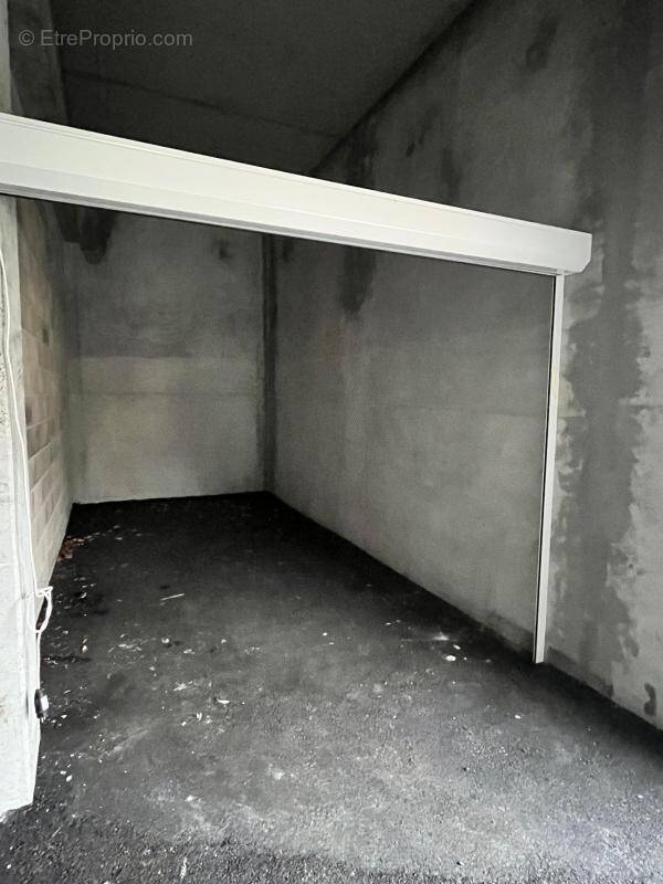 Parking à PORTES-LES-VALENCE