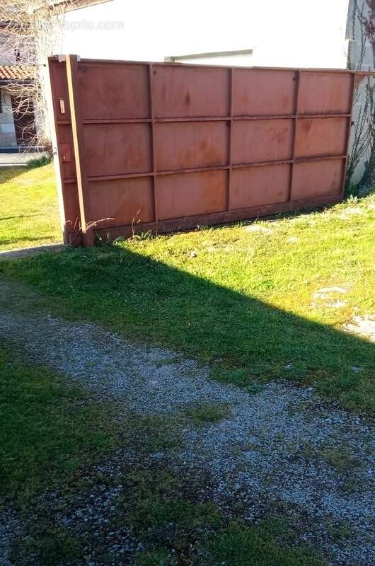 MARTHON Terrain CU de 911 m² clos, avec deux garages fermés - photo 3