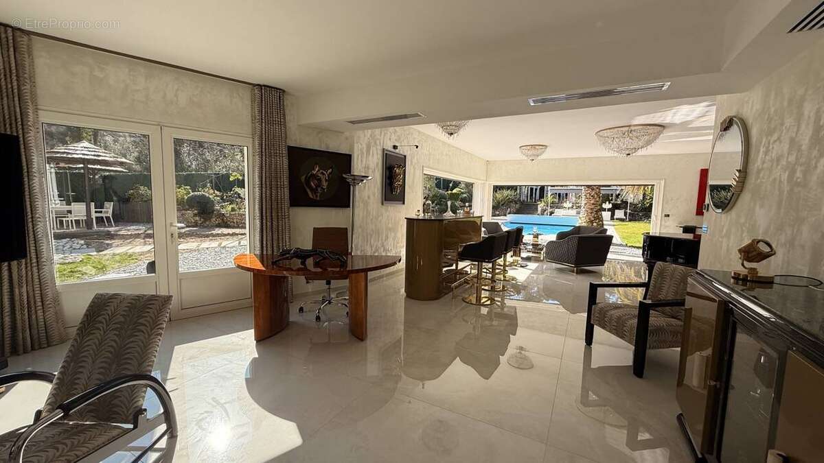 Maison à ROQUEFORT-LES-PINS