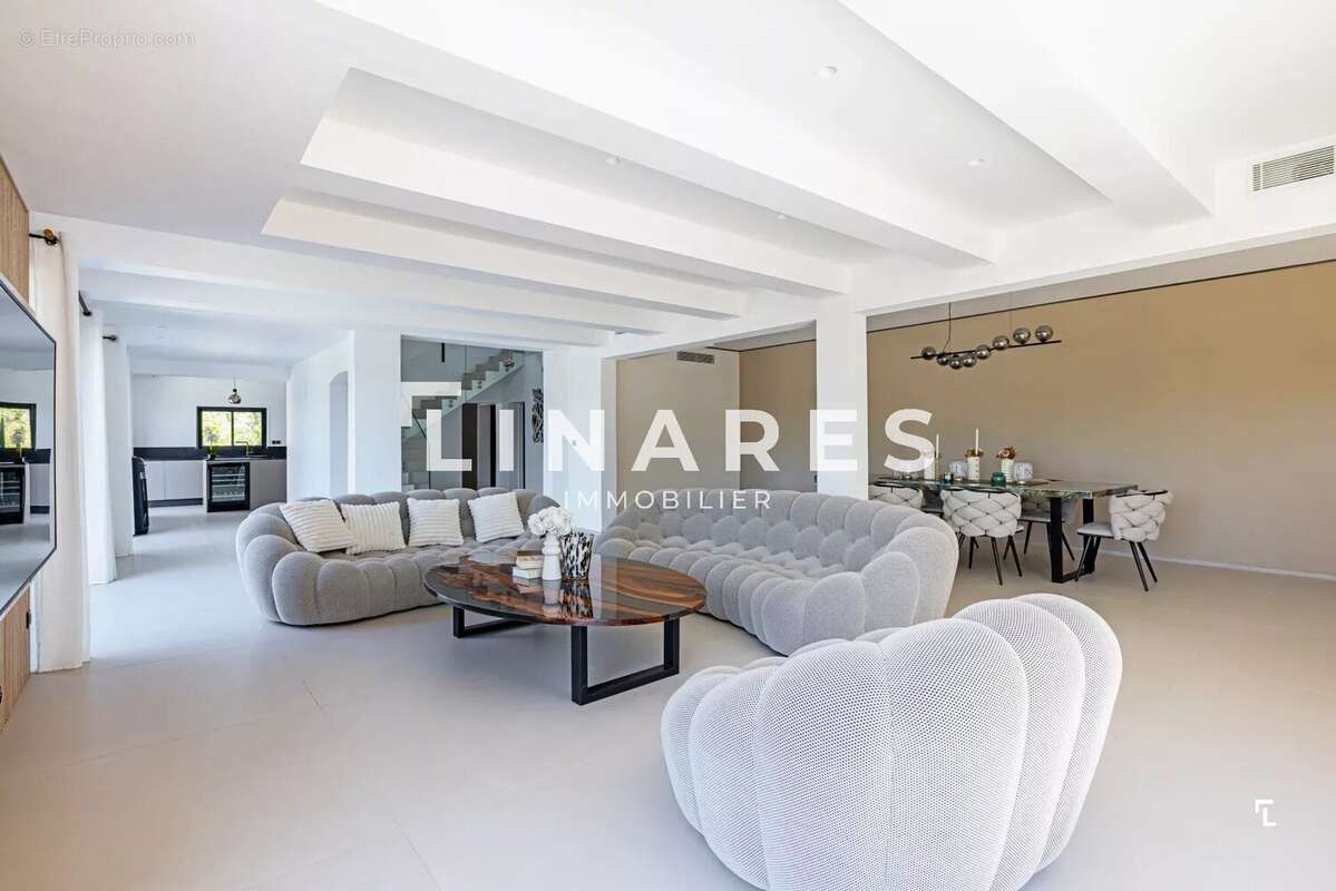 L'ICONIQUE - Villa T6 de 343m² - Dépendance - Piscine - Court de tennis - Terrain de 8000m² - 13420 GEMENOS - photo 9
