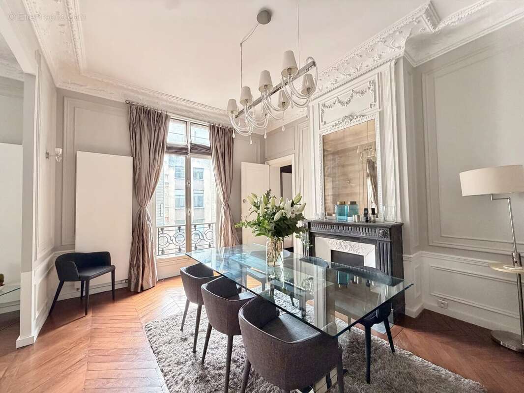 Appartement à PARIS-16E