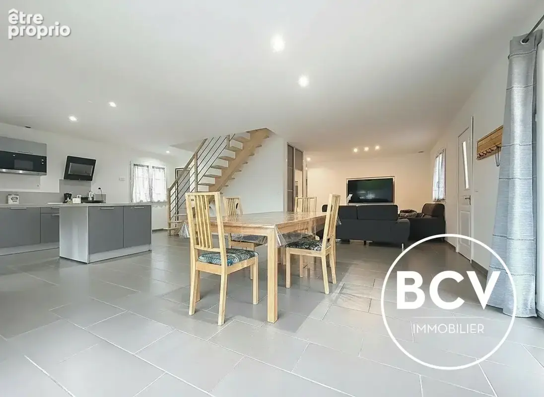 Maison de 2015 type T6 avec 4 chambres et garage - photo 2