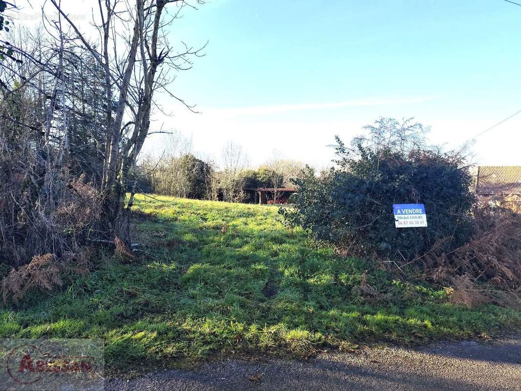 Terrain à SAINT-PIERRE-DE-TRIVISY