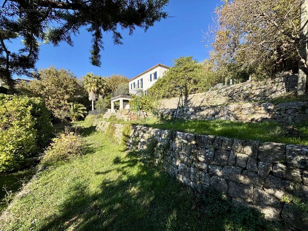 Maison à CHATEAUNEUF-GRASSE